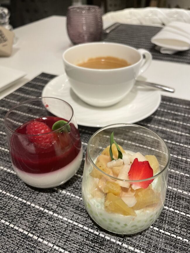 なんとか力を振り絞ってデザートへ。<br /><br />raspberryのpanna cotta<br />sagoとpineappleのcoconut milk<br /><br />このレベル感ですよ！<br />ただ、味はイマイチだったかも。甘すぎるし。