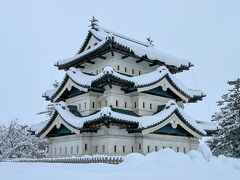 弘前城の天守までやってきました。

白銀の世界に佇む天守はとても美しく、雪を掻き分けて来た甲斐がありました。
(天守付近はまだ除雪がされておらず、深い雪の中を歩きました...)