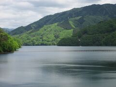 草木湖　旅館を出発して1時間40分、草木展望台（草木湖）到着。草木湖は渡良瀬川を草木ダムで堰き止めて造られた人造湖で、洪水調節、農業・飲料・工業用水、発電等に利用されている。10分程見学し、次の目的地高津戸狭に向かう