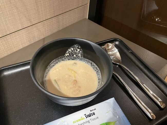 例によって20:30に追い出されたので、やむ無くご近所のSakuraに移動。<br />ああ、レベルの差。<br /><br />現在のタイ料理メニューはトムカーカイ。<br />大好物なので、舐める程度だけど試しとく。