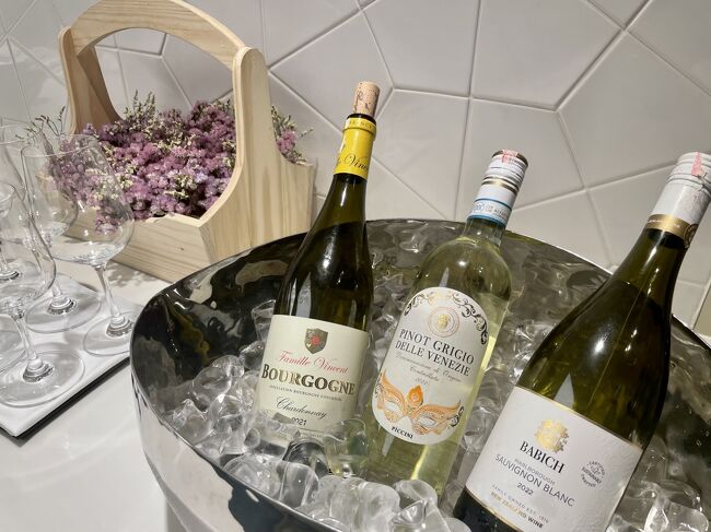 ドリンクは基本的にサーブしてもらえるし、バーカウンターでお願いすることも可能だけど、それとは別にラウンジスペースの方にセルフコーナーがある。<br /><br />白ワインのラインナップはこちら。<br />JJ Vincent Bourgone Chardonnay<br />Barbich Marlborough Savignon Blanc<br />Piccini Pinot Grigio Igt