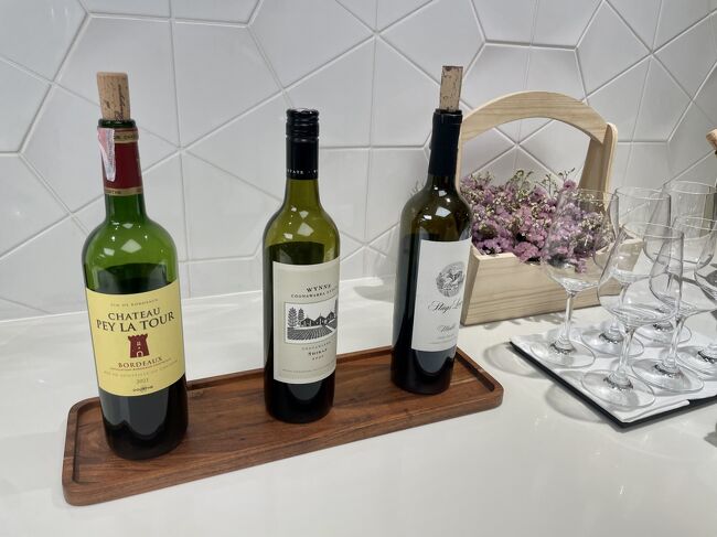 赤ワインも3種類。<br />Wynns Coonawarra Estate Shiraz<br />Cheateau Pey Latour Bordeaux<br />Stags' Leap Napa Valley Merlot<br /><br />もちろん別途シャンパーニュ、ロゼもあり。