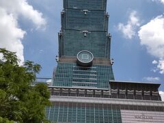 鼎泰豐を出て少し歩いたところから
台北101を真下からパチリ

五重塔のような中華系ランドマーク
台湾ならではの高層ビルですね
