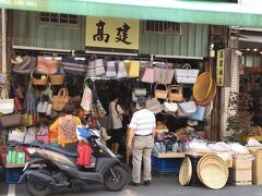 最近、台湾土産で評判のナイロンバックを探しに行ってみました
ここは日本人が多かった

浅草合羽橋の問屋街を思い出す