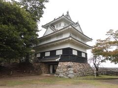 現在の豊橋公園が、かつて吉田城があった場所になります。お城自体は明治時代に廃城になっていますが、再建された櫓があり中に入ることが出来ます。櫓の中にはかつてのお城全体を象った模型があり、また櫓からは豊川をはじめとした豊橋公園より北側の光景を一望することが出来ます。櫓は入場無料なのが嬉しいです。