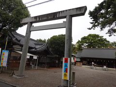 豊橋公園のすぐ南に「安久美神戸神明社」があります。主祭神は天照皇大神で、創建は10世紀の半ばの古社です。豊橋公園を訪れたあとに足を運んでみましたが、平日の午前中、雨交じりの日だったこともあり、参拝客の姿は皆無で、本殿を取り囲む色濃い緑のみが印象に残りました。