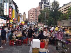 平日の夕方
寧夏夜市はあっという間に人が集まってきた

鶏肉飯で有名な方家鶏肉飯は入らず通過

次回台北に来たときはおいしい鶏肉飯を食べに行きたい


