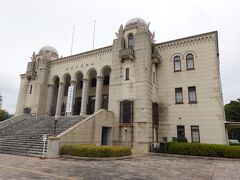 車を停めた豊橋市役所のすぐ南に「豊橋市公会堂」がありました。昭和6年に竣工した3階建ての西洋建築で、重厚感溢れる外観はとても印象的です。現在はホールとして利用されているということですが、その外観を見るためだけにでも足を運ぶ価値があると思います。