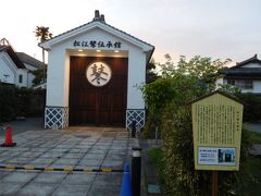 松江駅から駅通りを宍道湖方面へと向かって歩いている途中に見つけました。道路沿いに真っ白い壁に、重厚な扉があり、とても目立っていました。