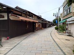 松本城の南側にある、なわて通り商店街です。
こちらは一番端なので静かな写真ですが、もう少し歩くと賑わっていました。
