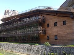 台北市立図書館

駅から歩いて５分以内

北投温泉にこんな立派な図書館

木造ならではのおしゃれ感あり