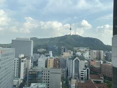 Wow passをカード化して、両替もやって出発！
行きはスーツケース軽いので、空港鉄道&地下鉄で
乙支路3街のフォーポイントバイシェラトン明洞へ。

弘大で地下鉄に乗り換えるのにまごつき、立ち話してた女子達に聞いて助けてもらう！
優しい！

途中、juicy でスイカジュースをキオスクで買おうと思ったら、カード化したwow pass がない。
とりあえず現金で直接買った直後に見つかった！

チェックインのとき、マリオットのアプリから予約してるので私の生年月日が相手に分かりますが、明日がお誕生日ですね？おめでとうございます！と言われて恥ずかしくなる　笑
ドリンクチケットをくれたよ！
カムサムニダ！
モバイルキーがあり便利。