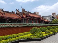 台北中心地に戻ってきました

まずは行天宮
立派なお寺です