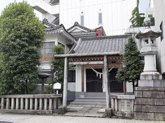 曲師町琴平神社。

「まげし」と読みます。

江戸中期に、今より宇都宮城寄りに建てられた神社だそうです。
空襲で焼けてしまい、その後場所を変えて再建されています。
