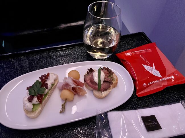 明日の便だったら、お休み前の「カナッペ盛り合わせ」とか食べてる場合じゃなかったけどね、明日も休みだから楽しんじゃう。<br /><br />白ワインはSTEPP Riesling vom Kalkstein 2022。<br /><br />機内連泊だし、さすがに映画を見る余裕はなく、早々にお休みなさい。<br />疲れ過ぎてて、ベッド整える余裕もなく、シート倒しきらずに寝てた・・・。