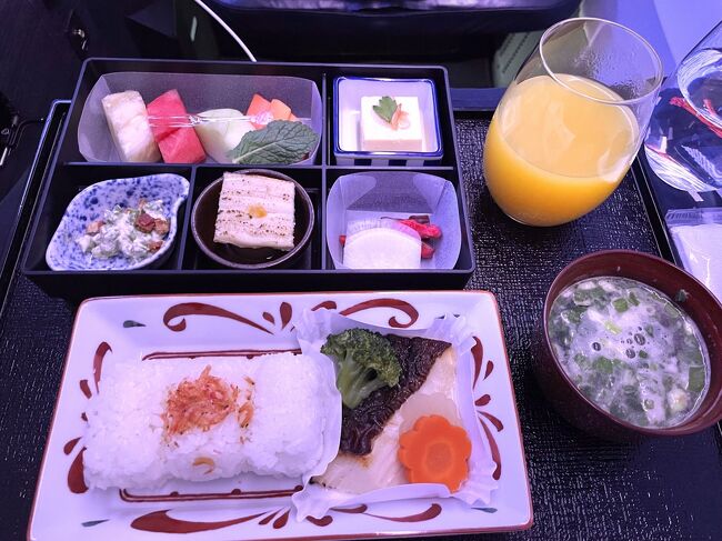朝ご飯は和食で。<br /><br />鰈の味噌柚庵焼き 桜海老ご飯添え、香の物<br />玉子豆腐 干し海老と美味餡<br />グリーンアスパラガス 白和え クリスピーベーコン<br />穴子と大根の煮物<br />果物盛り合わせ<br /><br />ちょっと早着で6時前には羽田にただいま。<br />予定狂わされ残念なはずが、今日もう一日休みだと思うと非常に晴れやかな気分で帰国ｗ<br />