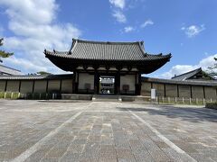 まず案内されたのが、法隆寺の玄関にあたる南大門☆

飛鳥時代に建てられたのが焼失して、室町時代に再建されたといい、その時代特有の建築様式も詳しく解説してくれた。
その場ではへぇ～とわかったつもりになるのだけど、いざ旅行記にするとなると、あやふやで…
建築系の人が参加したら、さぞかし興味深いんだろうな