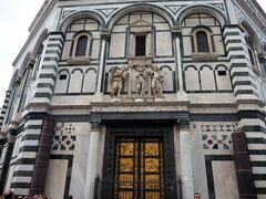 ＜サン ジョヴァンニ洗礼堂 (フィレンツェ)＞
時間もないし、疲れたので本日は外観見学のみ。
レプリカの門の前は混雑しています。
