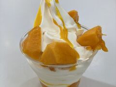 マンゴーパフェで休憩。