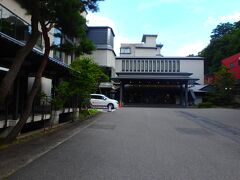 そして、本日の宿泊先は、水上温泉の雄、松乃井ホテル。大きくて豪華な建物です。