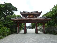 首里駅から歩いて首里城公園へ向かいます。
途中、大学側から公園に入ろうとしたら停車中のタクシーの運転手さんから「乗る？」って言われましたが、大丈夫ですと言うと「首里城公園はまっすぐ行くといいよ！」と言われる…
何度も首里城公園に来てるんですがね！！
公園の守礼門に入ります。