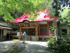 聖天堂　曹洞宗の一寺、本尊は大聖歓喜双身天像です。811年弘法大師空海が聖天尊を足柄に勧請し、「足柄山」という扁額を奉納したのが始まりとされます。日本三大聖天尊（他は浅草と生駒）の一つです。入口に熊に乗った金太郎像があります。その奥に聖天堂があります