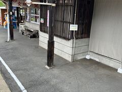 途中駅でバスツアー客は降り、空いたところで、岩村駅に到着しました。