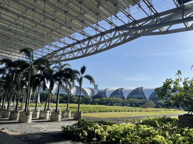 KL行きフライトは19:40発なのでちょっと早過ぎるけど、これ以上暑くていられないから、14時頃にはGrab bikeでPhaya Thaiに出て（61バーツ）、ARLでスワンナプームへ（45バーツ）。<br /><br />そして、移動中の14:21、JALからおぞましいメールが！<br />月曜朝帰りのフライトがなんと6:10着→9:10着と3時間も遅延。。。<br /><br />第一報から10分程度は、月曜午前中のスケジュールを調整すべく、あちこちに連絡を取ってたけど、これ、もう今夜帰っちゃおうかな？<br />そう思い始めたらもう止まらなくなった。