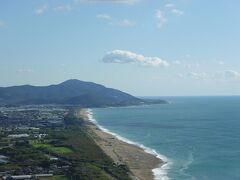 伊良湖岬は渥美半島先端に位置しており、美しい海を一望できます。遊歩道沿いには灯台もあり、インスタ映えする光景がたくさんありました。平日の午前中に訪れたので人も少なく落ち着いた雰囲気も良かったです。カメラ片手の散歩がとても楽しかったです。