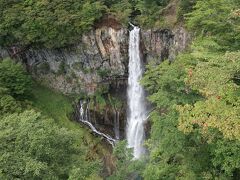 中禅寺温泉でバス乗り継ぎ時間があったため、奥日光三名瀑の一つめ、華厳の滝を見に行きました。