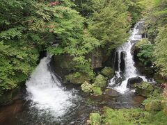 奥日光三名瀑の二つめ、竜頭ノ滝。

この滝の目の前にある龍頭之茶屋さんからは滝を眺めながらお食事ができます。が、滝の見える席は人気のため、奥の席でおそばを食べました。