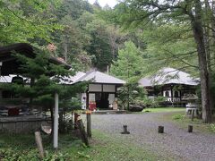 日光山湯元温泉寺。

薬師湯があり温泉に入ることができます。