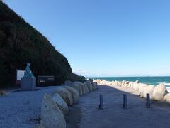 伊良湖港近くの遊歩道には、糟谷磯丸の像がありました。江戸時代後期の漁夫歌人ということです。