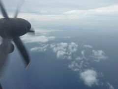 那覇空港を離陸。
ジェット機と違って回っているプロペラと音がいい！
初めて乗りましたが、すごくいいです。
