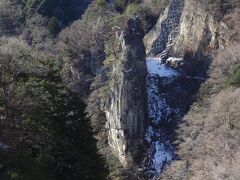 楯岩をズームしてみましょう。

=楯岩=
戦いのときに使用する楯に似ていることから名づけられた巨岩で、高さは70ｍ超なんだとか。