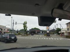ここは鉄道も通っています。和倉温泉駅前を通過。