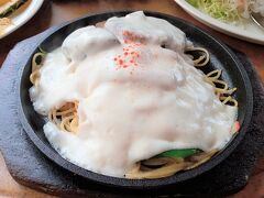 大館能代空港に到着。両親と合流しランチに向かいます。ここから運転手が主人へ交代です。前回も訪れた「えんとつ」さんにやってきました。写真は私のえんとつ風スパゲッティにハンバーグ付きです。味濃くて美味しかったぁ～！！！