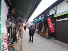 四柱神社前のなわて通り。
小さなお店が並びます。