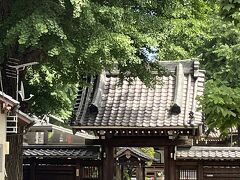 中目黒駅に向かう途中で偶然通りがかったお寺。

駒沢通りに面したこちらの門は、日蓮宗 実相山 正覚寺の御成門でした。

実相山 正覚寺は、元和5年（1619年）に日栄上人によって開山された日蓮宗の寺院です。