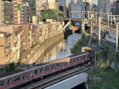 聖橋上から秋葉原方面を見ると、神田川を渡る地下鉄が見えました。
