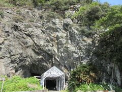 10:18　御厨人窟（みくろど）と神明窟（しんめいくつ）（高知県室戸市室戸岬町）
約1200年前の平安時代に、青年時代の弘法大師がここで修行をして悟りを開いたといわれる洞窟です。国指定重要文化財。
左の洞窟が「御厨人窟」で、右の洞窟が「神明窟」です。
この2つを合わせて「御蔵洞（みくらど）」と呼ばれています。