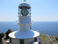 室戸岬灯台は、1899年（明治32年）に完成。
地上から灯台頂部まで約15.4ｍ、水面から灯火まで約154.7m、光が届く距離約49㎞。日本一の一等レンズだそうです。
