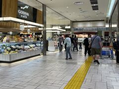 食後、エキュート大宮をぶらぶら。
大宮駅という立地上、スーツケースを引きながらお土産を吟味している人が多い。
