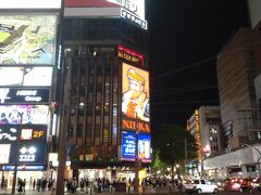 土曜夜遅い時間なのに、賑やかで、人も多いです。新宿や渋谷区みたいです

