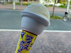 駅前広場でアイスクリン。アイスクリームとシャーベットの中間でさっぱり美味しい味。