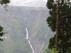 立山高原バスの車窓から左側が称名滝、右側がハンノキ滝