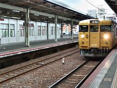 というわけで「松江駅」から「米子駅」まで移動☆
山陰本線でも、この区間は電化されているので、普通に国鉄時代の115系の電車です。
しかも、2両編成の電車。笑