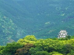 「宇和島真珠会館」を出て松山自動車道に戻ると車窓から「宇和島城」がきれいに見えました。現在見られる天守などの建築は宇和島伊達家によるものですが、縄張そのものは築城の名手といわれた藤堂高虎の創建した当時の形が活用されたようです。