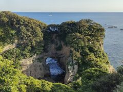 しばらく歩くと「万次郎足湯」という施設があり、足湯を楽しむことが出来ます。ここからは眼下に「白山洞門」を見ることが出来ます。