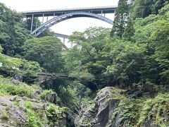 　高千穂三橋
　同じ峡谷で3本のアーチ橋が見えるのは全国でも大変珍しいスポット。低い橋から「神橋」「高千穂大橋」「神都高千穂大橋」と年代別に架けられています。